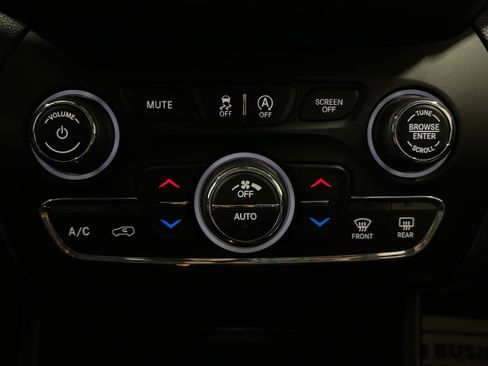 Used 2019 Jeep Cherokee Trailhawk image 12