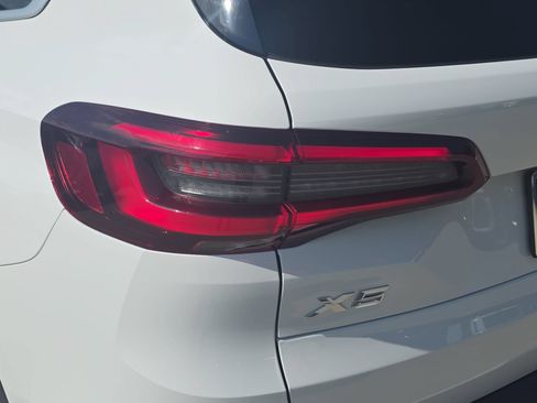 Used 2023 BMW X5 xDrive40i w/ Parking Assistance Package AWD/4WD image 33