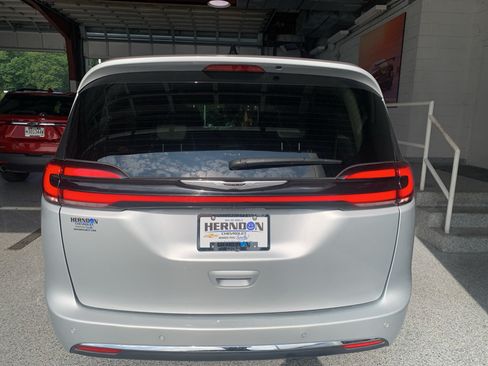 Used 2024 Chrysler Pacifica Touring-L FWD image 7
