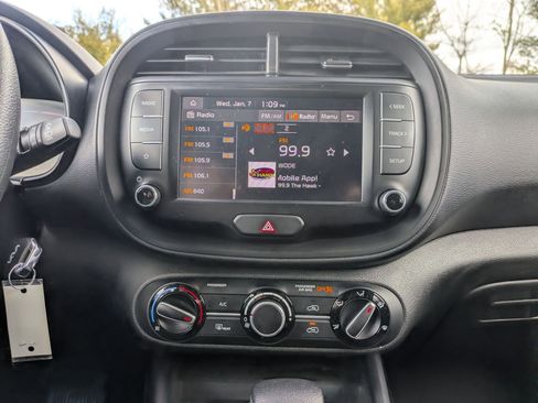 Used 2023 Kia Soul LX w/ LX Technology Package image 14