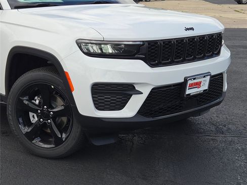 New 2025 Jeep Grand Cherokee Altitude image 2