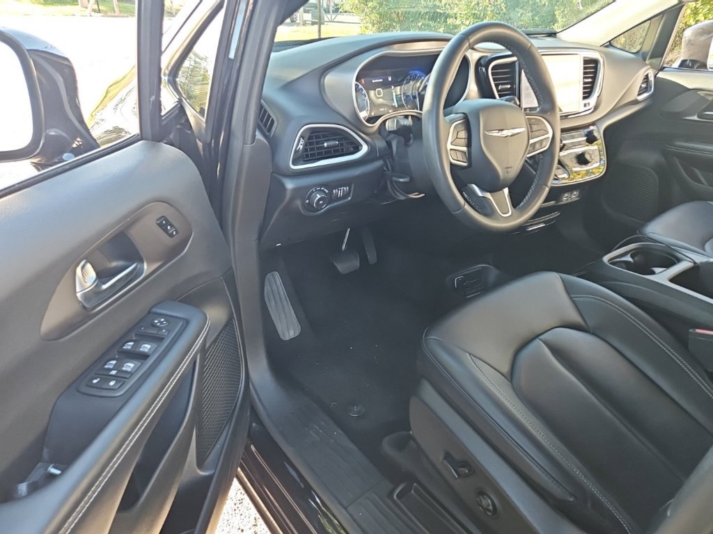 Used 2025 Chrysler Pacifica Select FWD image 6