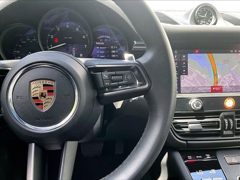 Certified 2025 Porsche Macan AWD/4WD image 24