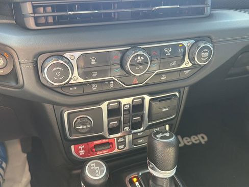 Used 2024 Jeep Wrangler Unlimited Rubicon AWD/4WD image 25