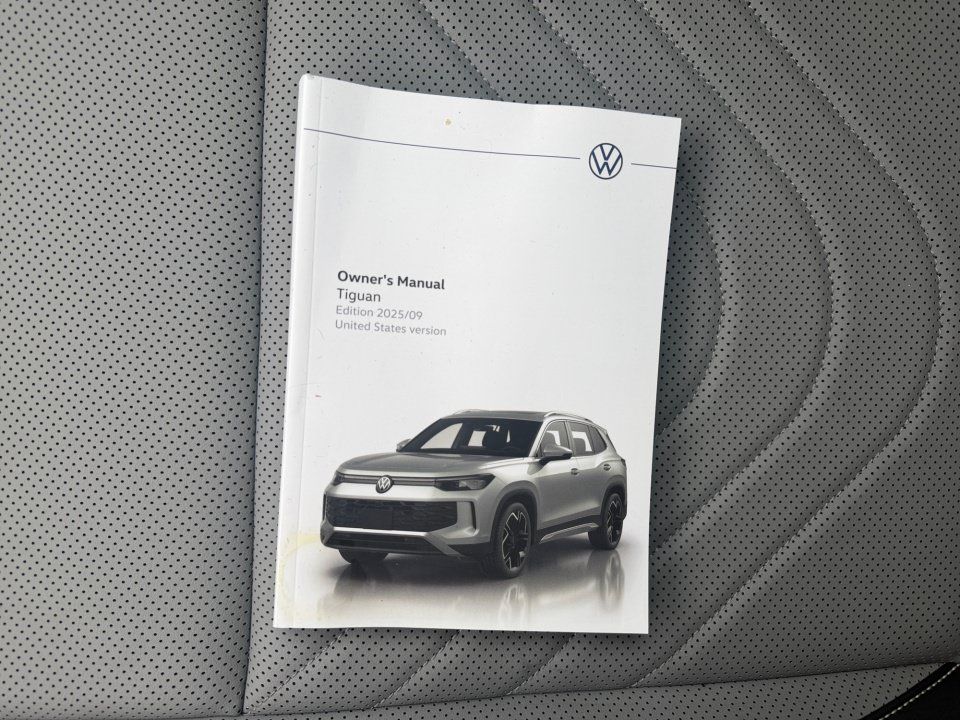 Certified 2026 Volkswagen Tiguan SE w/ Panoramic Sunroof Package AWD/4WD image 34