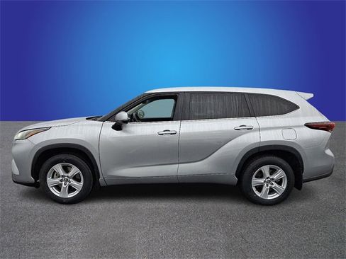 Used 2024 Toyota Highlander LE image 7