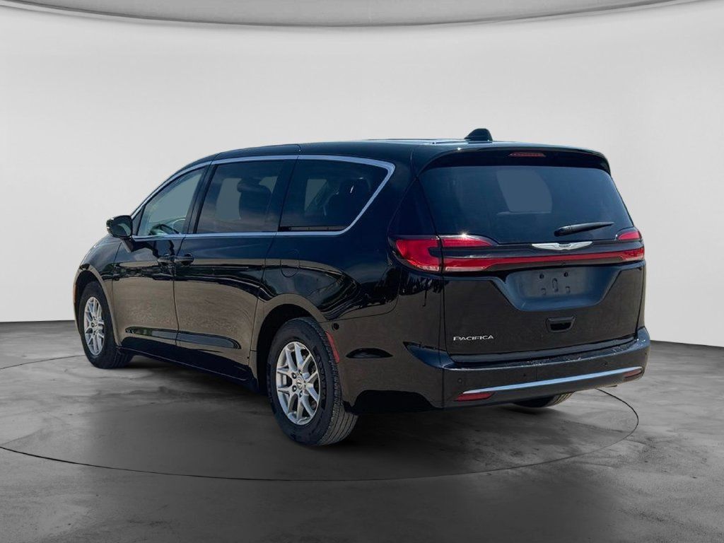 Used 2024 Chrysler Pacifica Touring-L FWD image 9