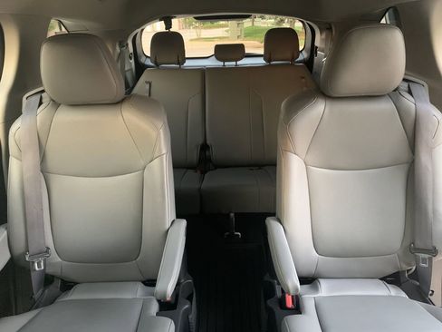 Used 2022 Toyota Sienna XLE image 18