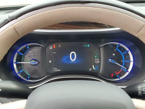 Used 2021 Chrysler Pacifica Limited w/ Uconnect Theater Family Group FWD image 23