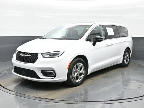 Used 2024 Chrysler Pacifica Limited image 2