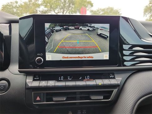 Used 2025 Toyota Camry SE image 21