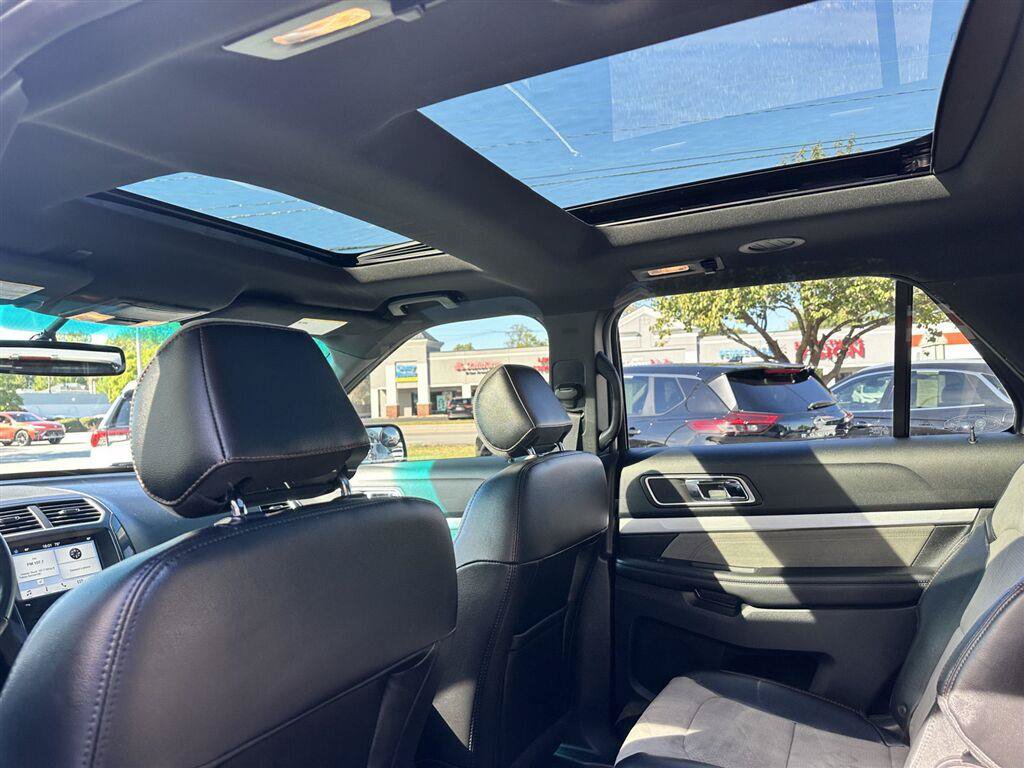 Used 2017 Ford Explorer XLT w/ Equipment Group 202A AWD/4WD image 19