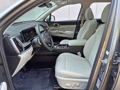Used 2025 Kia Sorento EX w/ EX Panoramic Sunroof Package AWD/4WD image 17