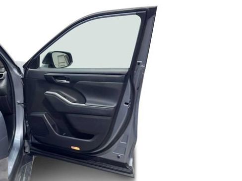 Used 2023 Toyota Highlander XLE FWD image 9