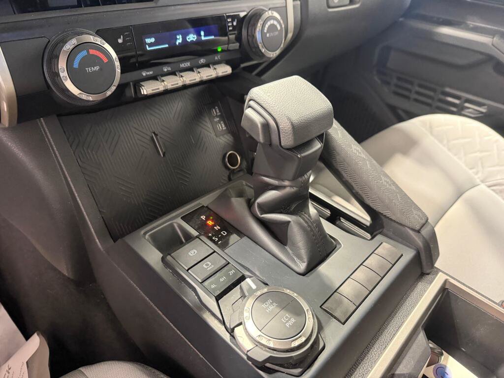 Certified 2025 Toyota Tacoma SR5 AWD/4WD image 34
