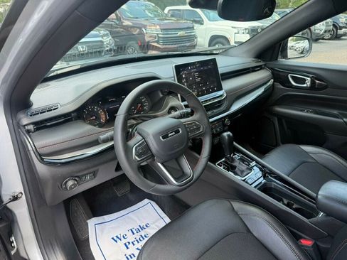 Used 2025 Jeep Compass Trailhawk AWD/4WD image 3