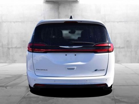 Used 2024 Chrysler Pacifica Select image 6