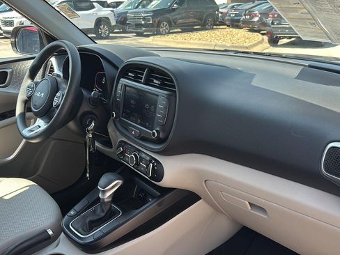 Used 2025 Kia Soul LX w/ LX Technology Package FWD image 24