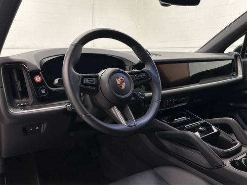 Used 2025 Porsche Cayenne image 10