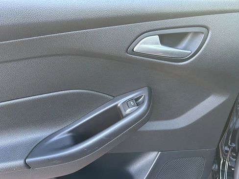 Used 2017 Ford Focus SE image 25