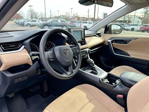 Used 2021 Toyota RAV4 LE image 10
