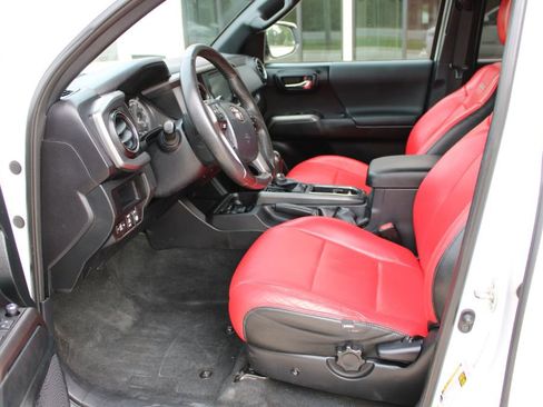 Used 2017 Toyota Tacoma TRD Sport w/ Tow Package (A/T) AWD/4WD image 8