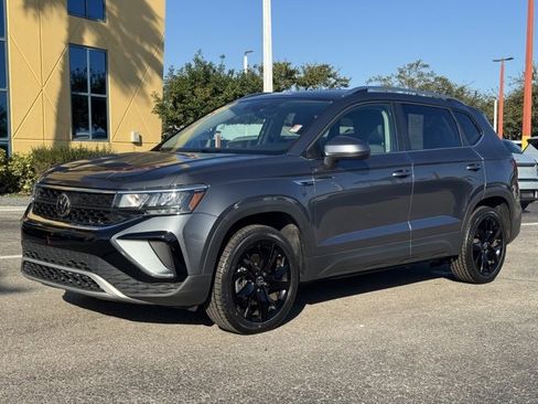Used 2024 Volkswagen Taos SE image 2