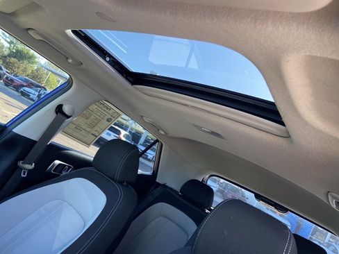 Used 2024 Hyundai Venue SEL image 28