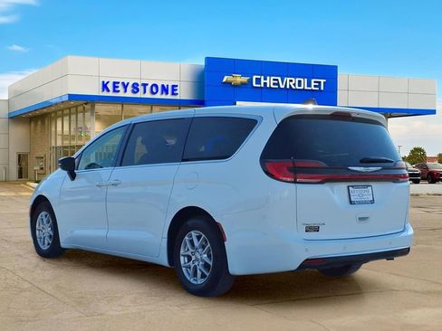Used 2024 Chrysler Pacifica Touring-L FWD image 5