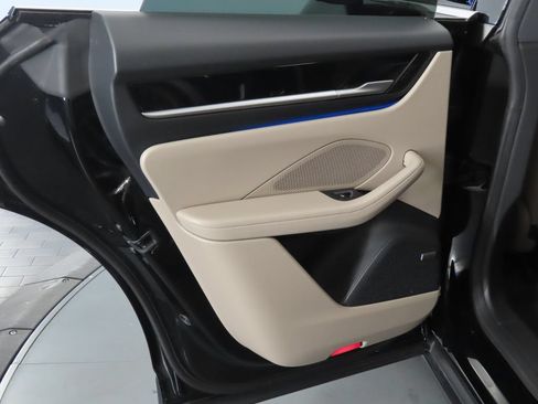 Certified 2025 Porsche Macan 4S Electric AWD/4WD image 46