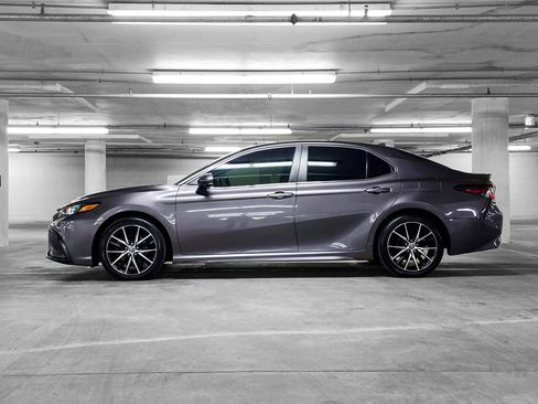 Used 2021 Toyota Camry SE image 12