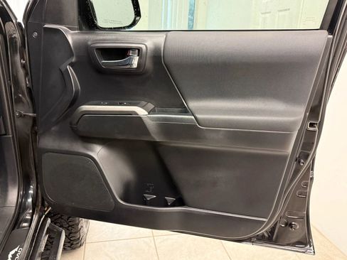 Used 2018 Toyota Tacoma TRD Sport image 20