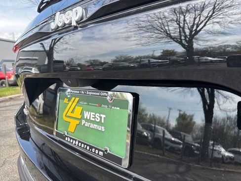 Used 2025 Jeep Grand Cherokee Laredo X image 16