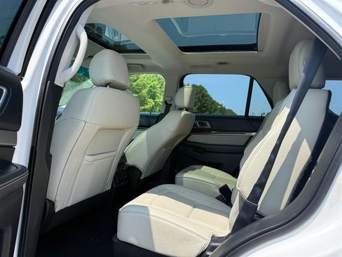 Used 2017 Ford Explorer Platinum AWD/4WD image 3