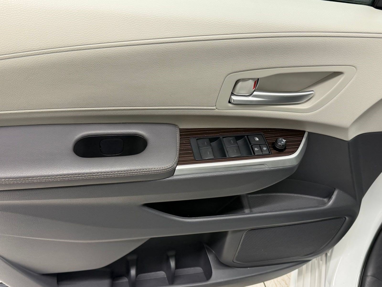 Used 2024 Toyota Sienna XLE FWD image 11