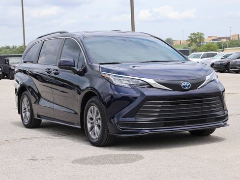 Used 2023 Toyota Sienna LE w/ LE Plus Package AWD/4WD image 4