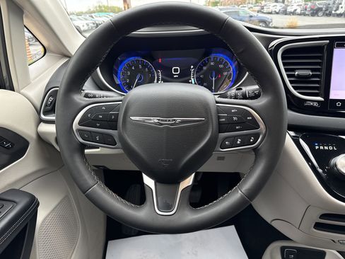 Used 2023 Chrysler Pacifica Touring-L FWD image 17