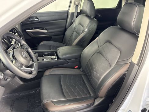 Certified 2025 Nissan Pathfinder Platinum w/ Black Appearance Package AWD/4WD image 22