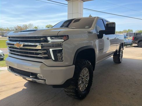 Used 2022 Chevrolet Silverado 2500 High Country w/ Safety Package II image 2