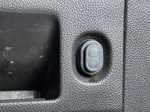 Used 2015 GMC Yukon Denali w/ Premium Package RWD image 31