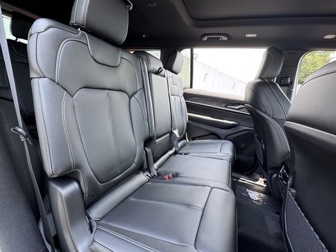 New 2025 Jeep Grand Cherokee Limited w/ Black Appearance Package image 20