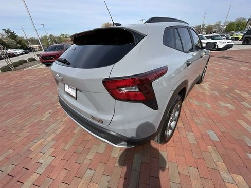 Used 2025 Chevrolet Trax LT w/ Driver Confidence Package FWD image 32