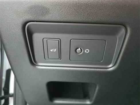 Used 2025 Land Rover Discovery Dynamic SE image 26