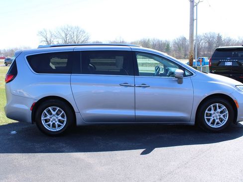 Used 2021 Chrysler Pacifica Touring-L FWD image 14