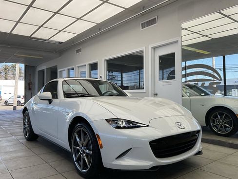 Used 2022 MAZDA MX-5 Miata RF Grand Touring image 1