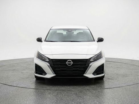 Used 2025 Nissan Altima 2.5 SV FWD image 2