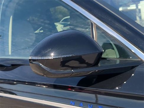 Used 2025 Lincoln Nautilus Premier w/ Equipment Group 102A image 12