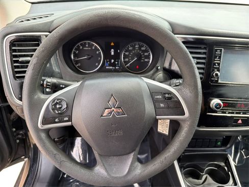 Used 2020 Mitsubishi Outlander ES FWD image 16
