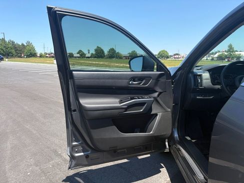 Used 2024 Nissan Pathfinder SL AWD/4WD image 13