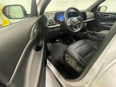 Used 2025 Chevrolet Traverse LT image 21